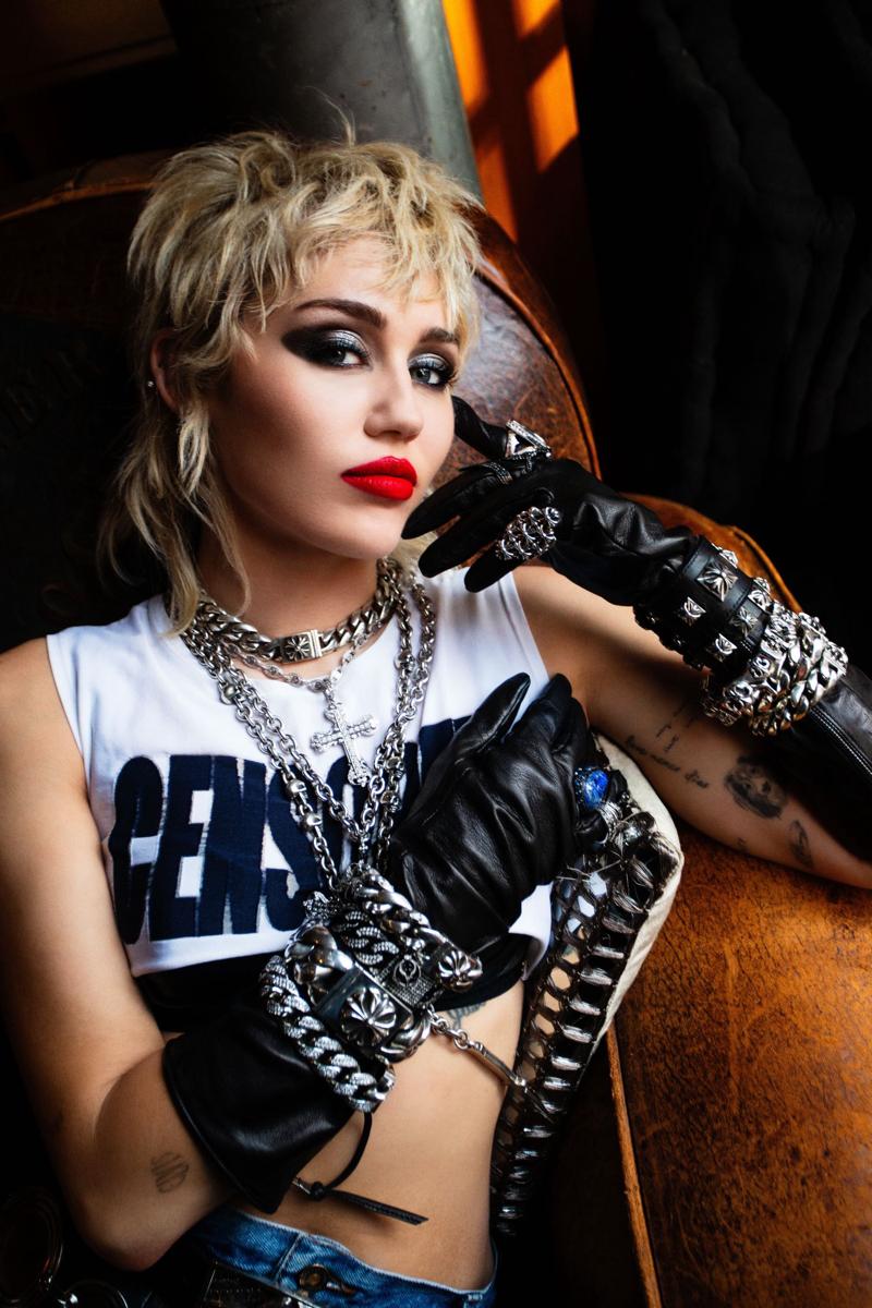 Questa foto di Mick Rock per la copertina dell’album "Plastic Hearts" è un ulteriore marchio di garanzia sull'arte di Miley Cyrus: in precedenza il fotografo aveva ritratto icone del rock quali David Bowie, Lou Reed, Iggy Pop, Joan Jett e Debbie Harry Questa foto di Mick Rock per la copertina dell’album "Plastic Hearts" è un ulteriore marchio di garanzia sull'arte di Miley Cyrus: in precedenza il fotografo aveva ritratto icone del rock quali David Bowie, Lou Reed, Iggy Pop, Joan Jett e Debbie Harry