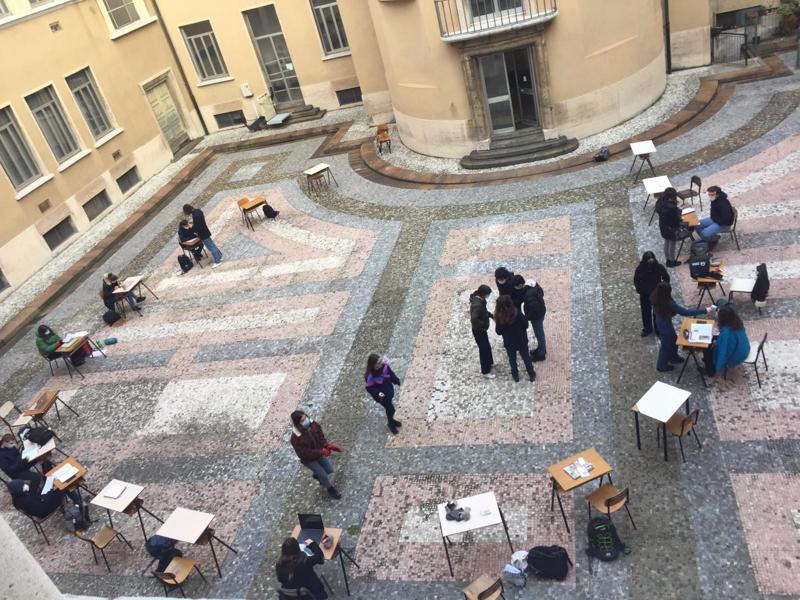 Gli studenti occupano il cortile del liceo Parini (fonte MiaNews) Gli studenti occupano il cortile del liceo Parini (fonte MiaNews)