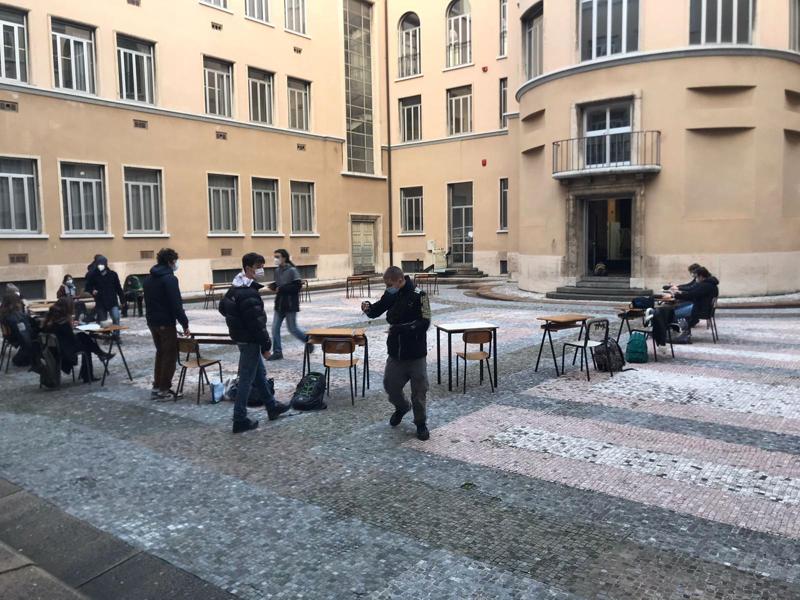 Gli studenti nel cortile del liceo classico di via Goito (fonte MiaNews) Gli studenti nel cortile del liceo classico di via Goito (fonte MiaNews)