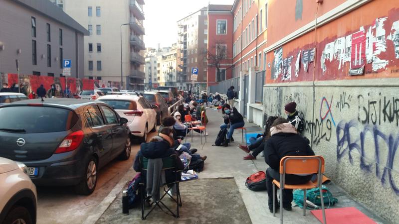 Collegati ai pc per seguire le lezioni on line e con i libri di testo aperti, una sessantina di studenti del Liceo Classico Carducci sono in sit-in lungo il marciapiede di via Beroldo, all'esterno dell'istituto, per protestare contro la didattica distanza (foto Mianews) Collegati ai pc per seguire le lezioni on line e con i libri di testo aperti, una sessantina di studenti del Liceo Classico Carducci sono in sit-in lungo il marciapiede di via Beroldo, all'esterno dell'istituto, per protestare contro la didattica distanza (foto Mianews)