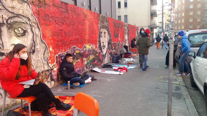 Collegati ai pc per seguire le lezioni on line e con i libri di testo aperti, una sessantina di studenti del Liceo Classico Carducci sono in sit-in lungo il marciapiede di via Beroldo, all'esterno dell'istituto, per protestare contro la didattica distanza (foto Mianews) Collegati ai pc per seguire le lezioni on line e con i libri di testo aperti, una sessantina di studenti del Liceo Classico Carducci sono in sit-in lungo il marciapiede di via Beroldo, all'esterno dell'istituto, per protestare contro la didattica distanza (foto Mianews)