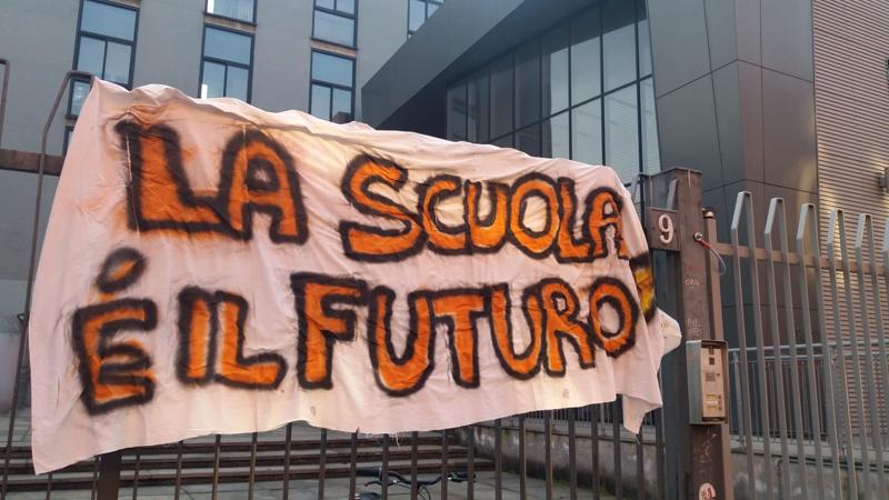 Collegati ai pc per seguire le lezioni on line e con i libri di testo aperti, una sessantina di studenti del Liceo Classico Carducci sono in sit-in lungo il marciapiede di via Beroldo, all'esterno dell'istituto, per protestare contro la didattica distanza (foto Mianews) Collegati ai pc per seguire le lezioni on line e con i libri di testo aperti, una sessantina di studenti del Liceo Classico Carducci sono in sit-in lungo il marciapiede di via Beroldo, all'esterno dell'istituto, per protestare contro la didattica distanza (foto Mianews)