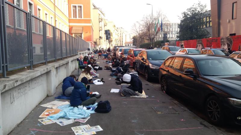 Collegati ai pc per seguire le lezioni on line e con i libri di testo aperti, una sessantina di studenti del Liceo Classico Carducci sono in sit-in lungo il marciapiede di via Beroldo, all'esterno dell'istituto, per protestare contro la didattica distanza (foto Mianews) Collegati ai pc per seguire le lezioni on line e con i libri di testo aperti, una sessantina di studenti del Liceo Classico Carducci sono in sit-in lungo il marciapiede di via Beroldo, all'esterno dell'istituto, per protestare contro la didattica distanza (foto Mianews)