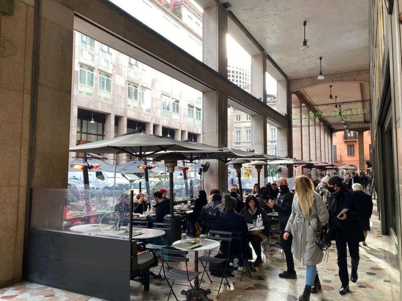 Pausa pranzo ai tavoli dei bar in centro (Foto Mianews) Pausa pranzo ai tavoli dei bar in centro (Foto Mianews)