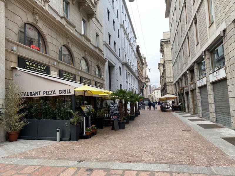 Pausa pranzo ai tavoli dei bar in centro (Foto Mianews) Pausa pranzo ai tavoli dei bar in centro (Foto Mianews)