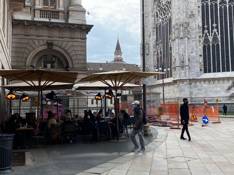 Pausa pranzo ai tavoli dei bar in centro (Foto Mianews) Pausa pranzo ai tavoli dei bar in centro (Foto Mianews)