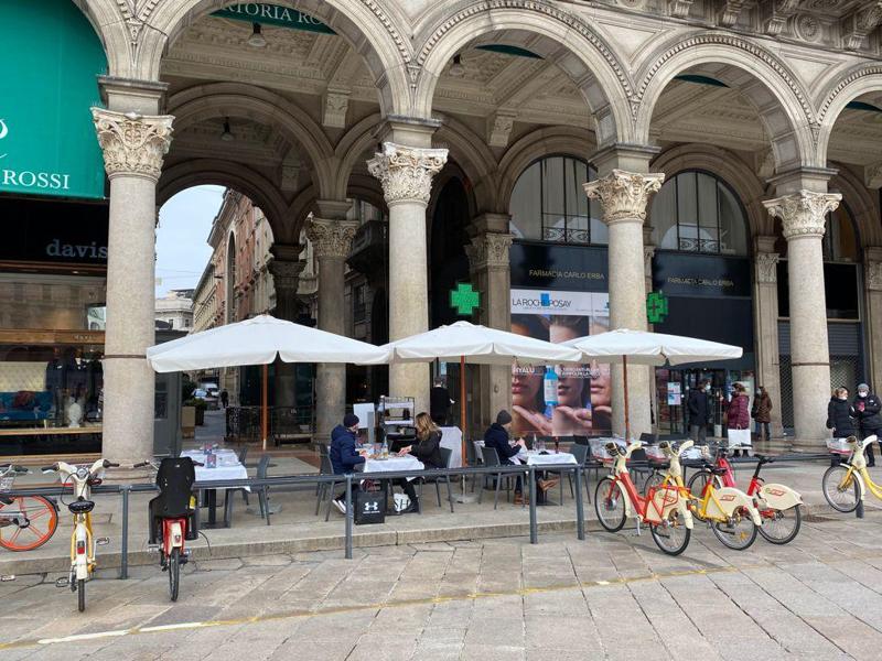 Pausa pranzo ai tavoli dei bar in centro (Foto Mianews) Pausa pranzo ai tavoli dei bar in centro (Foto Mianews)