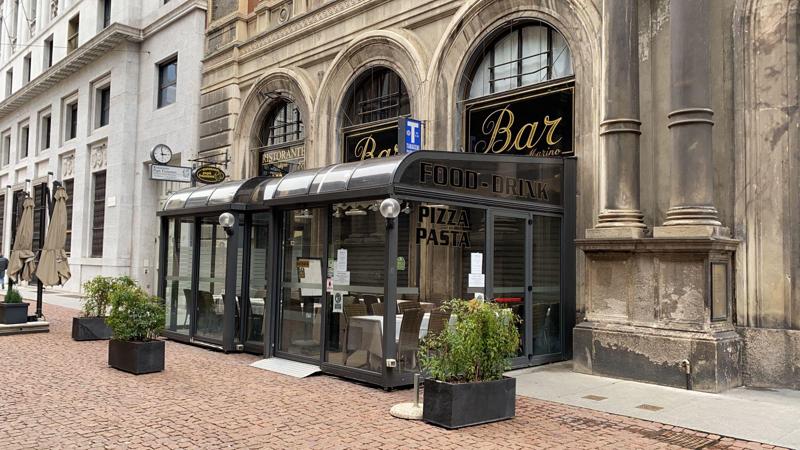 Pausa pranzo ai tavoli dei bar in centro (Foto Mianews) Pausa pranzo ai tavoli dei bar in centro (Foto Mianews)