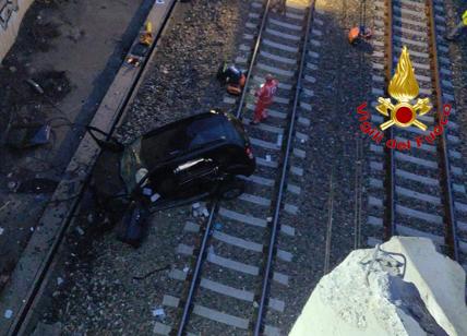 Auto precipita su binari treno nel Milanese, grave conducente