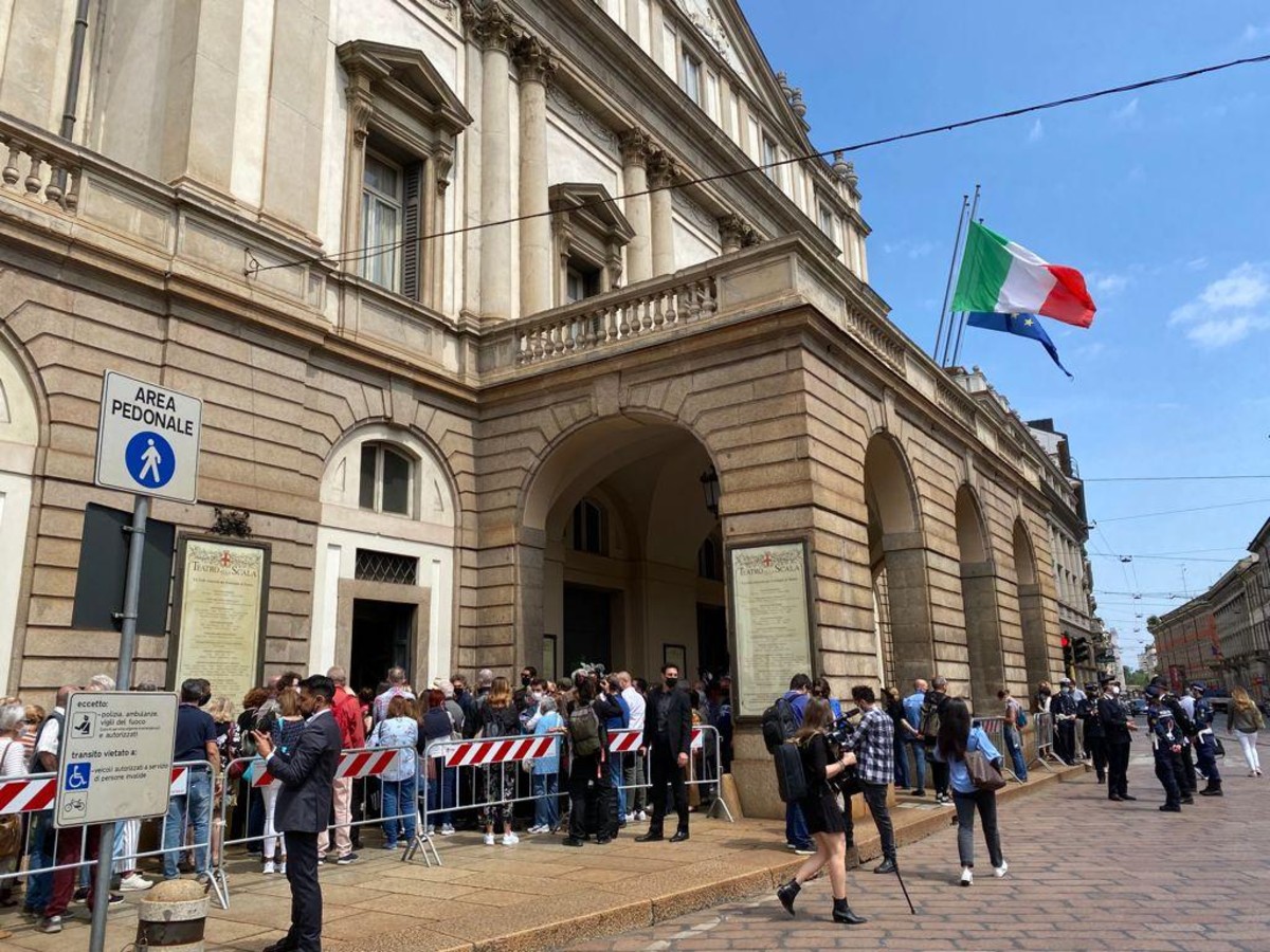 Le persone in coda fuori dal teatro (Foto Mianews) Le persone in coda fuori dal teatro (Foto Mianews)