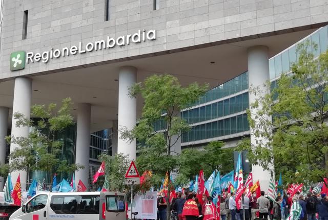 La mobilitazione di Cgil, Cisl e Uil in piazza Città di Lombardia (foto Mianews) La mobilitazione di Cgil, Cisl e Uil in piazza Città di Lombardia (foto Mianews)