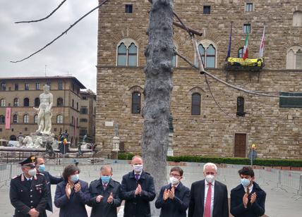 Dantedì, l’albero del Paradiso di Giuseppe Penone in piazza della Signoria