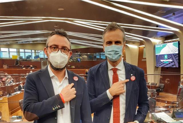Il consigliere Pd Matteo Piloni e il presidente del Consiglio regionale Alessandro Fermi con la spilla per la campagna contro la violenza sulle donne regalata dal consigliere Dem ai colleghi al Pirellone Il consigliere Pd Matteo Piloni e il presidente del Consiglio regionale Alessandro Fermi con la spilla per la campagna contro la violenza sulle donne regalata dal consigliere Dem ai colleghi al Pirellone