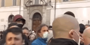 poliziotto si toglie casco