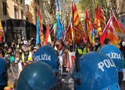 Alitalia, sindacati e lavoratori protestano contro il Governo sotto il Mise