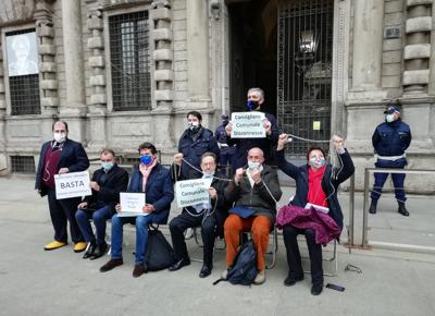 Protesta consiglieri milano4