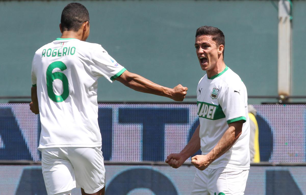GIACOMO RASPADORI (ITALIA) – Il 21enne è il volto nuovo della nazionale di Mancini, dopo essere stato la rivelazione dell'ultimo campionato di Serie A con il Sassuolo. L'Italia ha una lunga tradizione di bomber emersi alla vigilia dei grandi tornei, da Paolo Rossi a Totà Schillaci, e Raspadori può allungare la serie. GIACOMO RASPADORI (ITALIA) – Il 21enne è il volto nuovo della nazionale di Mancini, dopo essere stato la rivelazione dell'ultimo campionato di Serie A con il Sassuolo. L'Italia ha una lunga tradizione di bomber emersi alla vigilia dei grandi tornei, da Paolo Rossi a Totà Schillaci, e Raspadori può allungare la serie.