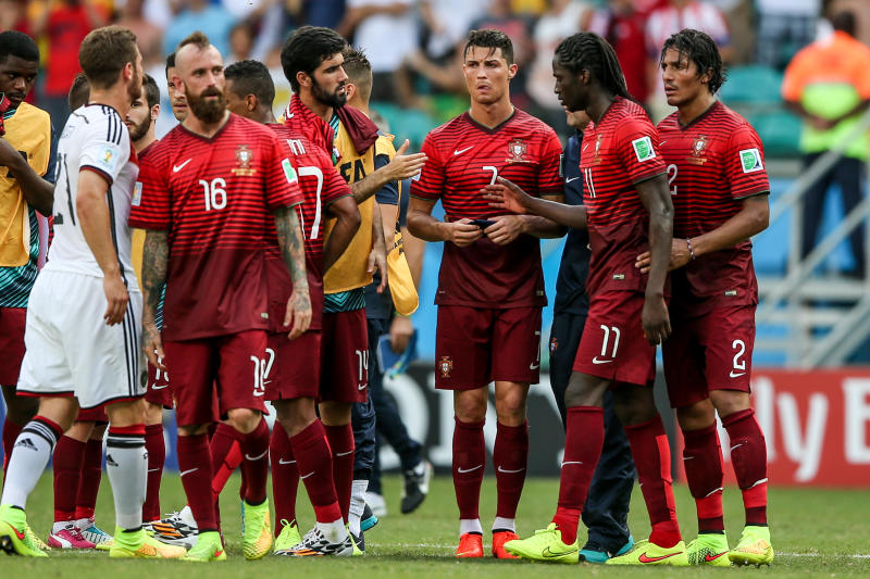 RAUL MEIRELES – L'ex difensore di Liverpool, Chelsea e nazionale portoghese (in questa foto con la maglia numero 16) aveva il vezzo di abbinare la lunga barba a tagli di capelli originali: dalla cresta mohicana al total shave RAUL MEIRELES – L'ex difensore di Liverpool, Chelsea e nazionale portoghese (in questa foto con la maglia numero 16) aveva il vezzo di abbinare la lunga barba a tagli di capelli originali: dalla cresta mohicana al total shave
