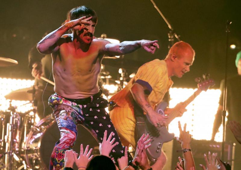 RED HOT CHILI PEPPERS – L'8 giugno del 2004 Anthony Kiedis e soci si ebiscono a San Siro per la terza data del “Roll on the Red Tour”, dal quale verrà tratto il DVD “Too tough to die”. Quest'ultimo è però un tributo a Johnny Ramone, morto il settembre successivo allo show milanese, con la scaletta dei concerti che viene quindi stravolta per rendergli onore nelle successive tappe RED HOT CHILI PEPPERS – L'8 giugno del 2004 Anthony Kiedis e soci si ebiscono a San Siro per la terza data del “Roll on the Red Tour”, dal quale verrà tratto il DVD “Too tough to die”. Quest'ultimo è però un tributo a Johnny Ramone, morto il settembre successivo allo show milanese, con la scaletta dei concerti che viene quindi stravolta per rendergli onore nelle successive tappe