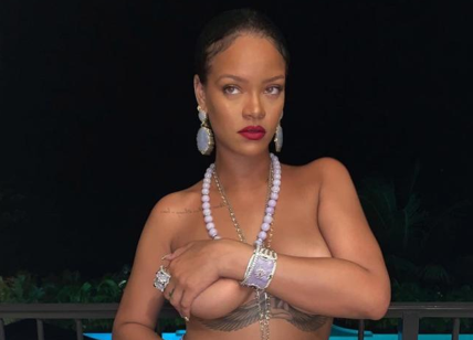 Rihanna in topless "offende Ganesh", induisti denunciano Twitter e Instagram
