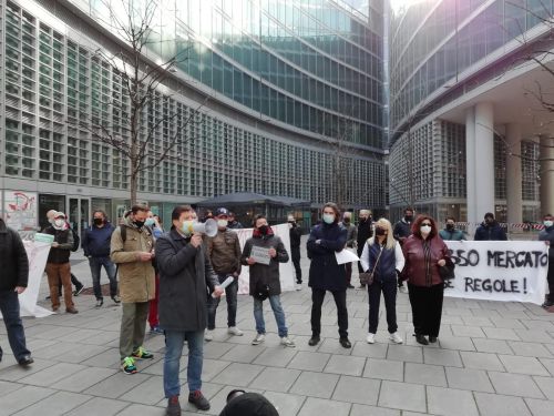 La protesta dei ristoratori a palazzo Lombardia (Foto Mianews) La protesta dei ristoratori a palazzo Lombardia (Foto Mianews)