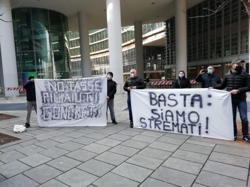 La protesta dei ristoratori a palazzo Lombardia (Foto Mianews) La protesta dei ristoratori a palazzo Lombardia (Foto Mianews)