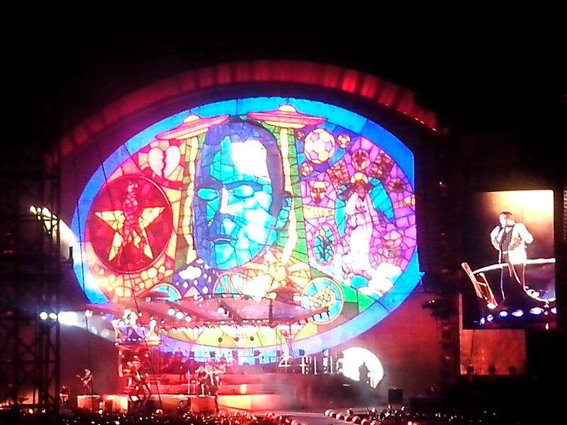 ROBBIE WILLIAMS – Il suo concerto milanese più memorabile è quello del 2006, quando, pochi giorni dopo la vittoria del mondiale da parte degli Azzurri, eseguì una sua versione di “Seven Nation Army” dei White Stripes. Per il suo ritorno nel 2013 optò invece per una scenografia decisamente spettacolare ROBBIE WILLIAMS – Il suo concerto milanese più memorabile è quello del 2006, quando, pochi giorni dopo la vittoria del mondiale da parte degli Azzurri, eseguì una sua versione di “Seven Nation Army” dei White Stripes. Per il suo ritorno nel 2013 optò invece per una scenografia decisamente spettacolare