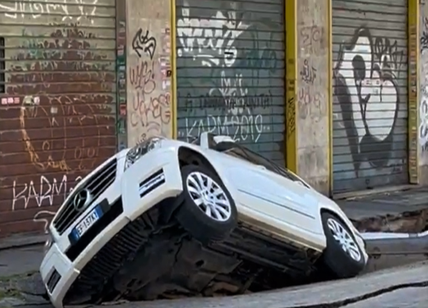 Roma, un'altra voragine in strada: due auto sprofondano a Tor Pignattara