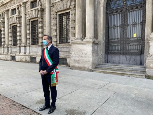 Il sindaco Giuseppe Sala in piazza Scala dove ha ricordato con un minuto di silenzio le vittime del Covid in occasione della Giornata mondiale dedicata (Foto Mianews) Il sindaco Giuseppe Sala in piazza Scala dove ha ricordato con un minuto di silenzio le vittime del Covid in occasione della Giornata mondiale dedicata (Foto Mianews)