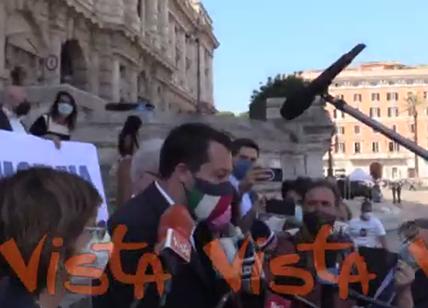 A Salvini squilla il telefono e Bongiorno scherza: "Sono donne, donne!"