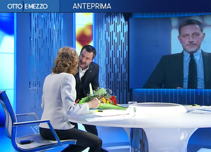 Matteo Salvini porta i fiori a Lilli Gruber: "Ogni promessa è debito". VIDEO