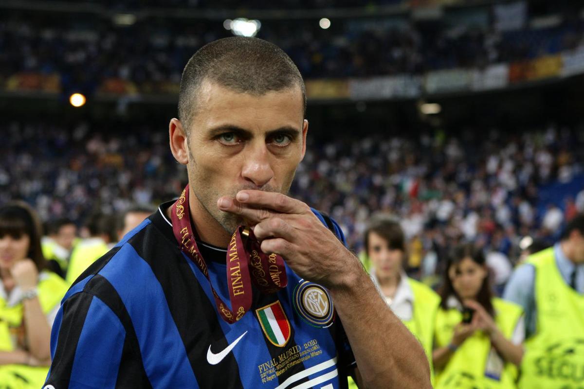 DIFENSORE CENTRALE – WALTER SAMUEL Il fortissimo argentino, detto “The Wall”, è stato protagonista sia dello Scudetto giallorosso del 2001, sia del Triplete nerazzurro del 2010. DIFENSORE CENTRALE – WALTER SAMUEL Il fortissimo argentino, detto “The Wall”, è stato protagonista sia dello Scudetto giallorosso del 2001, sia del Triplete nerazzurro del 2010.
