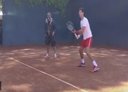 Fiorello spiega a Djokovic come giocare a tennis. VIDEO