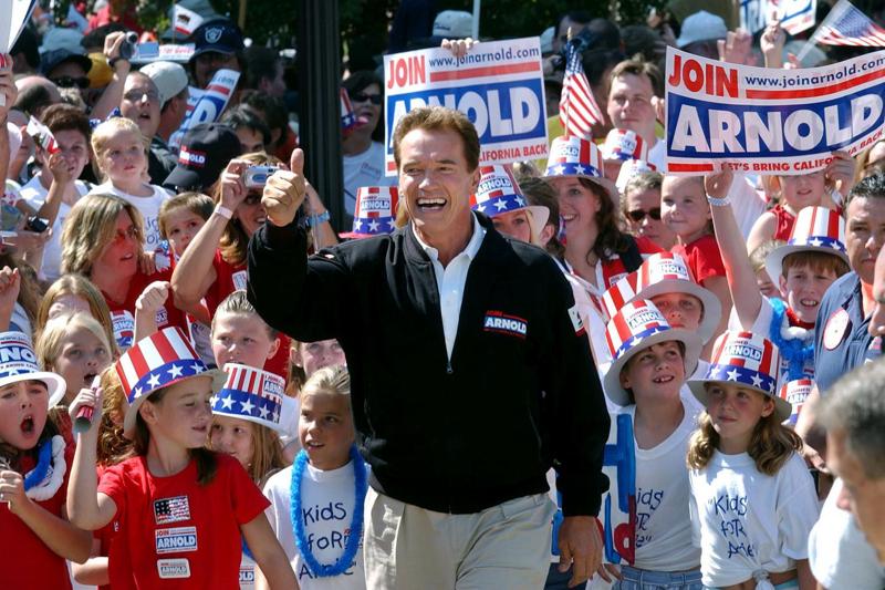 Nessuno lo avrebbe mai creduto, ma Arnold Schwarzenegger è passato con disinvoltura da film come "Terminator" alle stanze della politica. E' così apprezzato che molti lo vedrebbero bene come presidente USA, ma purtroppo la legge glielo impedisce, essendo nato in Austria! Nessuno lo avrebbe mai creduto, ma Arnold Schwarzenegger è passato con disinvoltura da film come "Terminator" alle stanze della politica. E' così apprezzato che molti lo vedrebbero bene come presidente USA, ma purtroppo la legge glielo impedisce, essendo nato in Austria!