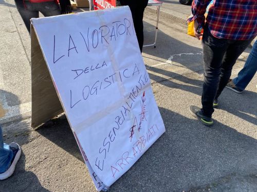 Il presidio dei lavoratori della logistica in via Fantoli (Foto Mianews) Il presidio dei lavoratori della logistica in via Fantoli (Foto Mianews)