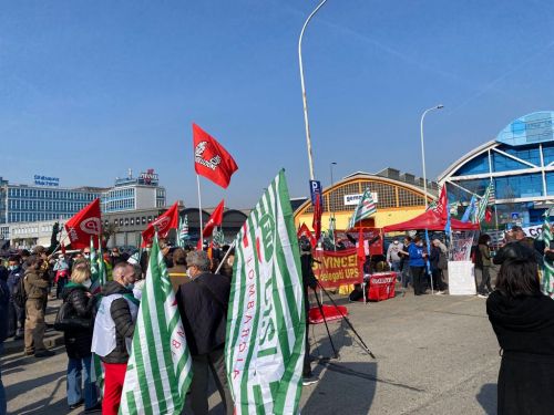 Il presidio dei lavoratori della logistica in via Fantoli (Foto Mianews) Il presidio dei lavoratori della logistica in via Fantoli (Foto Mianews)
