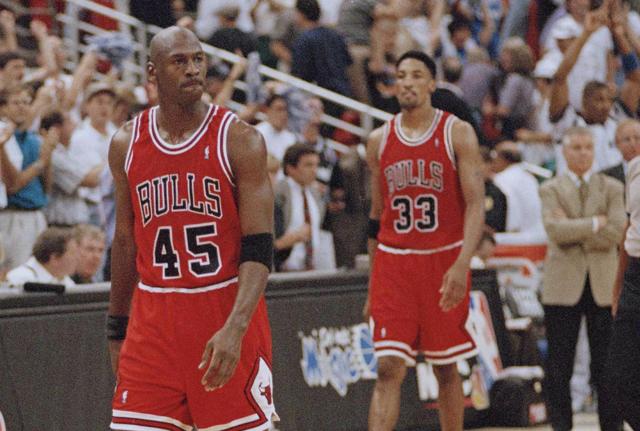 Scottie Pippen - Michael Jordan (foto Lapresse) Scottie Pippen - Michael Jordan (foto Lapresse)