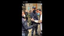 "Corona con i poliziotti. Sporco di sangue e steso a terra su Instagram"