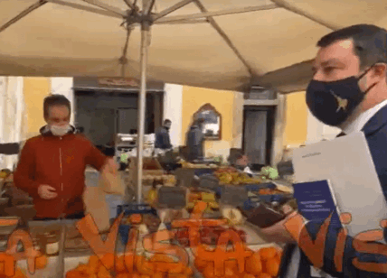 Salvini compra fave, piselli, ravanelli al mercato: "Il pranzo per dimagrire"