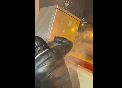 Taranto choc a Capodanno: lanciato frigorifero dalla finestra. Video