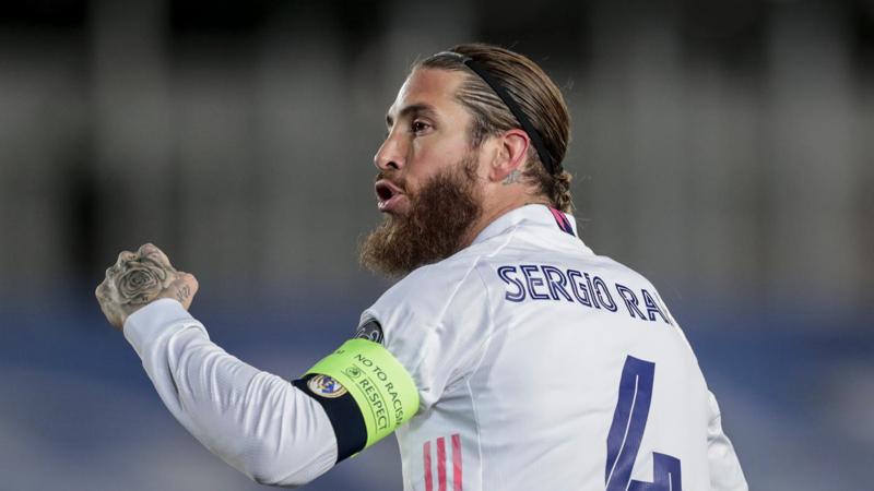 SERGIO RAMOS – Il difensore del Real Madrid e della nazionale spagnola porta una barba folta e lunga che ne accentuano l'aria da guerriero, ben nota agli attaccanti che hanno la sventura di sfidarlo SERGIO RAMOS – Il difensore del Real Madrid e della nazionale spagnola porta una barba folta e lunga che ne accentuano l'aria da guerriero, ben nota agli attaccanti che hanno la sventura di sfidarlo