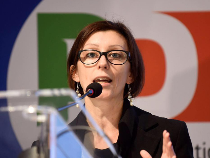 Silvia Roggiani, classe 1984, è la prima segretaria nella storia del Pd milanese. Allargando lo sguardo al resto del mondo, troviamo anche donne nel ruolo di Capo dei rispettivi Stati e Governi: conosciamole meglio Silvia Roggiani, classe 1984, è la prima segretaria nella storia del Pd milanese. Allargando lo sguardo al resto del mondo, troviamo anche donne nel ruolo di Capo dei rispettivi Stati e Governi: conosciamole meglio