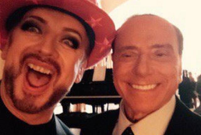 Boy George e Silvio Berlusconi, in un selfie che nel 2017 divenne rapidamente virale Boy George e Silvio Berlusconi, in un selfie che nel 2017 divenne rapidamente virale