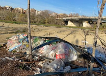 Roma, la spiaggia sul Tevere della Raggi è ridotta a un cumulo di rifiuti