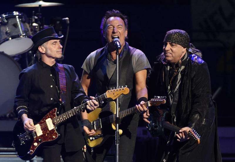 BRUCE SPRINGSTEEN – Fin dal suo storico esordio nel 1985, il “Boss” è innamoratissimo di San Siro. Il promoter Claudio Trotta ha già fatto richiesta per tre concerti nel 2022: dita incrociate! BRUCE SPRINGSTEEN – Fin dal suo storico esordio nel 1985, il “Boss” è innamoratissimo di San Siro. Il promoter Claudio Trotta ha già fatto richiesta per tre concerti nel 2022: dita incrociate!
