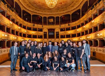 Stefano Accorsi, Tommaso Sacchi, Marco Giorgetti con i giovani del Teatro della Toscana ph. Filippo Manzini