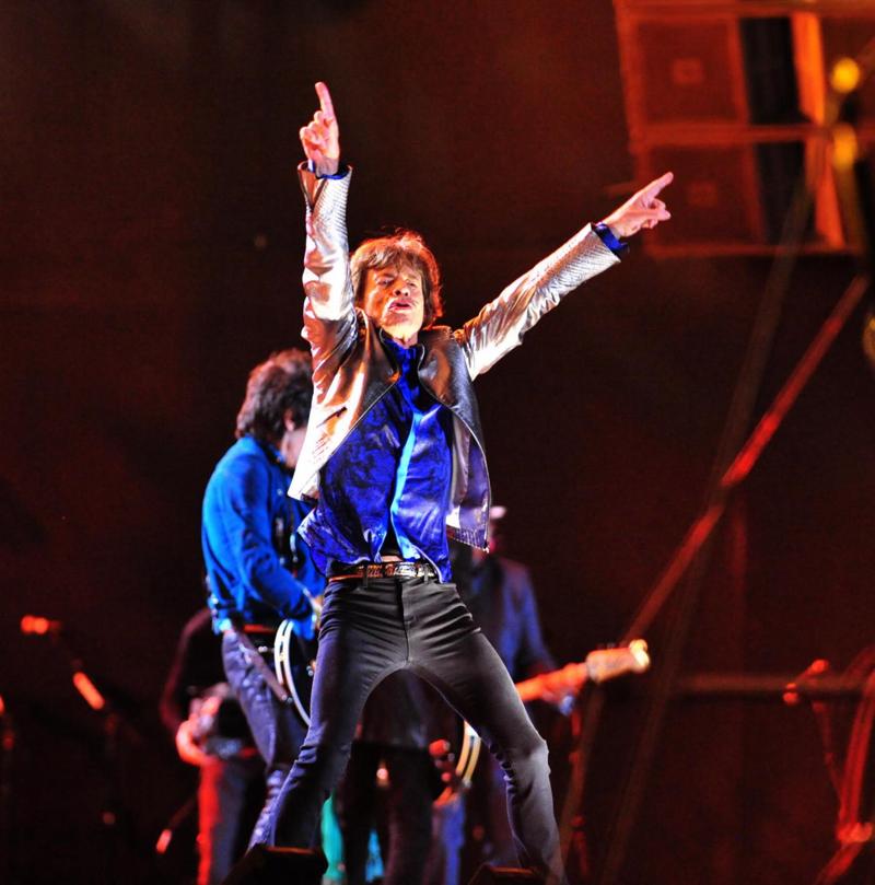 ROLLING STONES – L'11 luglio 2006 la storia del rock e quella del calcio si incrociano: l'Italia è campione del mondo da due giorni, ma è anche l'anniversario del successo di Spagna 1982, quando Mick Jagger era salito sul palco (di Torino) con la maglietta di Paolo Rossi ROLLING STONES – L'11 luglio 2006 la storia del rock e quella del calcio si incrociano: l'Italia è campione del mondo da due giorni, ma è anche l'anniversario del successo di Spagna 1982, quando Mick Jagger era salito sul palco (di Torino) con la maglietta di Paolo Rossi