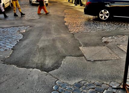 Buche killer a Roma, impossibile la manutenzione delle strade: mancano i fondi
