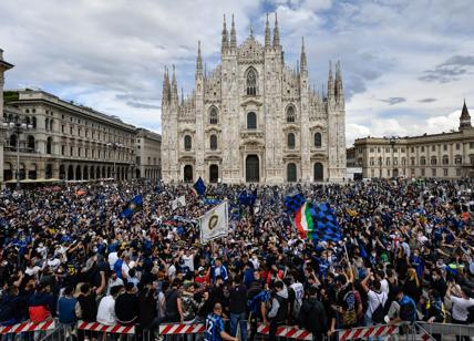 Inter scudetto, festa dei tifosi nerazzurri in Piazza Duomo: le foto