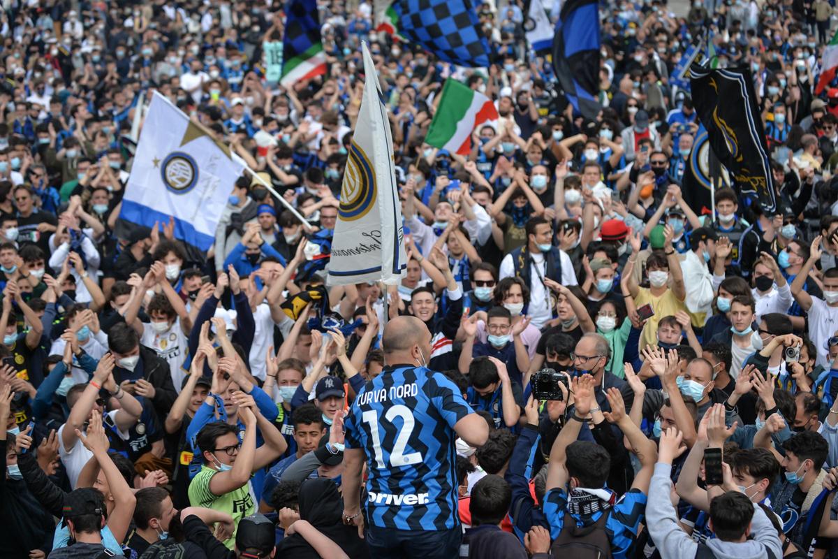 TIFOSI INTER SCUDETTO PIAZZA DUOMO